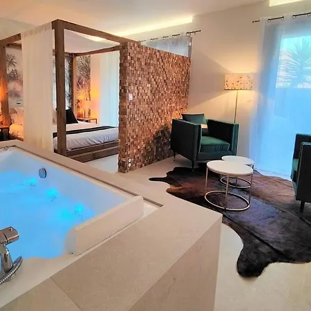 Jm - Le Temps D'une Escale Hyères